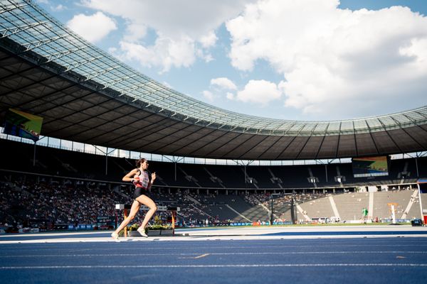 Selma Benfares (LC Rehlingen) ueber 5000m waehrend der deutschen Leichtathletik-Meisterschaften im Olympiastadion am 26.06.2022 in Berlin